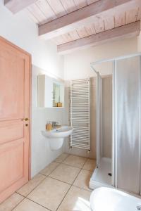 y baño blanco con lavabo y ducha. en Villa Villamonte, en Verona