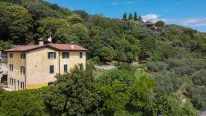 una casa vieja al lado de una montaña en Villa Villamonte, en Verona