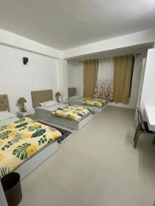 Cette chambre comprend 3 lits. dans l'établissement Zongkha Homestay, à Gangtok