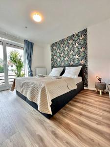 1 dormitorio con cama grande y ventana grande en Großes City-Ferienhaus mit Terrasse, Grill und Parkplatz F19, en Oldenburg
