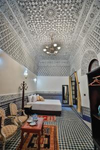 Postel nebo postele na pokoji v ubytování Riad Farouzi Fes