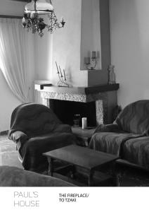 a living room with two couches and a fireplace at Paul's house in Veliés