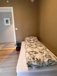 1 dormitorio con 1 cama en una habitación con suelo en Ny og flott leilighet i Trondheim en Trondheim