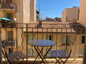 een tafel en 2 stoelen op een balkon bij F2 Pompeani in Ajaccio