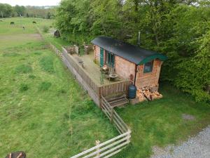 una pequeña casa en un tren en un campo en Cushieston’s Shepherd’s Hut en Meikle Wartle