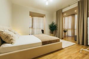 1 dormitorio con 1 cama grande en una habitación en Atlant luxury Big Family Apart on Golovna з двома окремими спальнями навпроти ТЦ ДЕПОТ БЕЗКОНТАКТНЕ ЗАСЕЛЕННЯ, en Chernivtsi