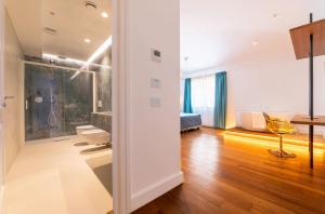 ein Wohnzimmer mit weißen Wänden und Holzböden in der Unterkunft Palazzo Martinelli in Sorrent
