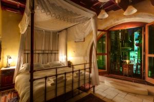 Posteľ alebo postele v izbe v ubytovaní Ifigenia Traditional Rooms & Maisonettes