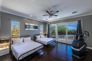 Luxury Modern Estate, Amazing Strip Views! Pool, Hot Tub, Sports Court (Basketball, Tennis, Pickle Ball), Game Room