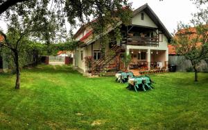 um quintal com mesas e cadeiras em frente a uma casa em Casa Popa em Cartisoara