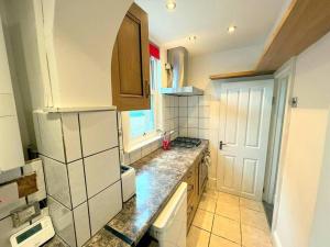 O bucătărie sau chicinetă la Spacious 1-bedroom Flat in Sutton (South London)
