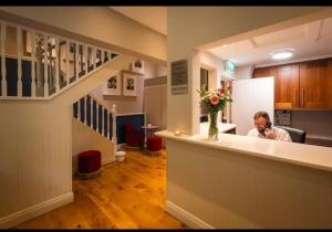 Un uomo che scatta una foto di un bar in una casa di Celtic Lodge Guesthouse - Restaurant & Bar a Dublino