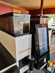 Hôtel Terminus - Pizzeria Pizz'a gogo - salle de sport - face à la gare的咖啡和沏茶工具