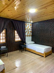 a bedroom with a bed and a wooden ceiling at Chalet nina in Azrou