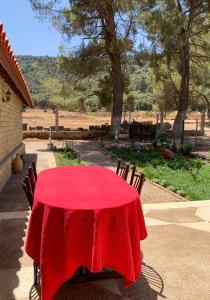 Chalet nina في أزرو: طاولة حمراء عليها كراسي و بطانية حمراء