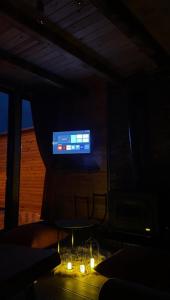 TV a/nebo společenská místnost v ubytování Mavera Suit Bungalow