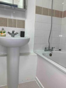 Kylpyhuone majoituspaikassa Two bed flat stylishly furnished