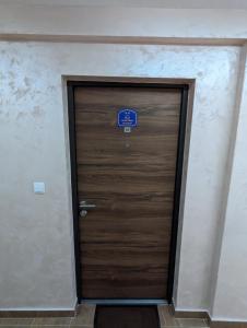 Una puerta en una habitación con un cartel. en Silver Jordan, en Ostrovo