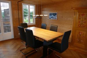 ein Esszimmer mit einem Holztisch und Stühlen in der Unterkunft Family Landhaus Birwinken in Berg