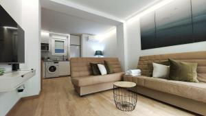 a living room with a couch and a table at Nuevo Hola Madrid Alojamiento Temporal in Madrid