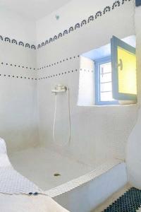 Vonios kambarys apgyvendinimo įstaigoje Traditional Cycladic House with Breathtaking View