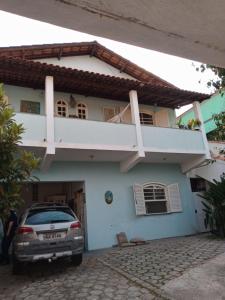 una casa con un coche aparcado delante de ella en Hostel Cantinho da Paz en Caxambu