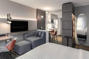 een hotelkamer met een bed en een keuken bij Residence Inn by Marriott Essen City in Essen