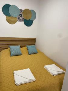 um quarto com uma cama com duas almofadas em Holiday Setúbal Loft em Setúbal