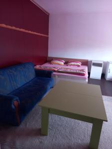 uma sala de estar com um sofá e uma mesa de centro em Arthur 1 em Brcko