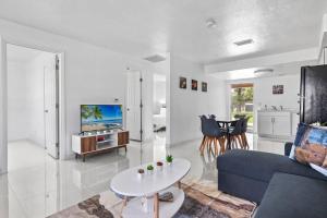 un soggiorno con un divano e un tavolo di Best location in Cape Coral! a Cape Coral