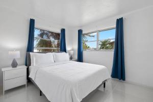 una camera da letto con un grande letto con tende blu e una finestra di Best location in Cape Coral! a Cape Coral