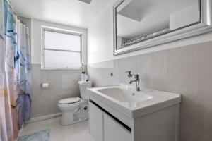 un bagno bianco con lavandino e WC di Best location in Cape Coral! a Cape Coral