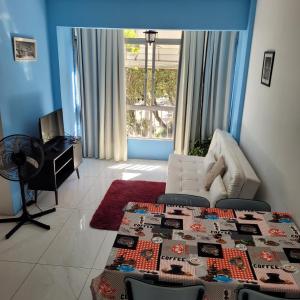 a living room with a couch and a table at Apartamento Itagarça - Praia de Itaparica in Vila Velha