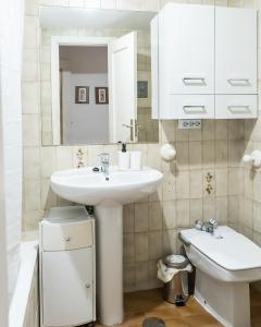 a white bathroom with a sink and a toilet at Cómodo y funcional apartamento en Iturrama in Pamplona