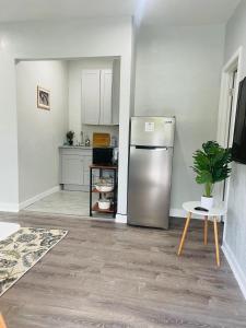 Una cocina o zona de cocina en Newly furnished guest house