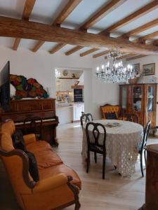 sala de estar con mesa y piano en B&B Donnini Firenzuola, en Casetta di Tiara