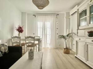 een woonkamer met een bank en een tafel bij Apartamento Ronda Centro in Ronda