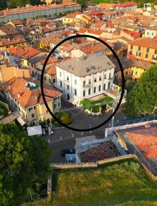 una vista aerea di un grande edificio bianco in una città di Residenza Porta Brescia a Peschiera del Garda