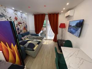 1 dormitorio con 1 cama, mesa y sillas en T1/ terrasse /proche centre Lyon, en La Mulatière