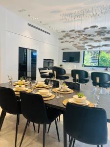 En restaurant eller et andet spisested på Luxurious house in Ness Tziona