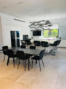 een grote eetkamer met een tafel en stoelen bij Luxurious house in Ness Tziona in Nes Ẕiyyona