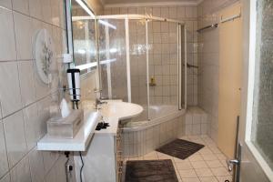 ein Badezimmer mit einer Dusche, einem Waschbecken und einer Badewanne in der Unterkunft Blütenhof Apartment "Zur inneren Balance" in Bad Radkersburg