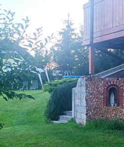 Garður fyrir utan Apartmaji BORŠTNER