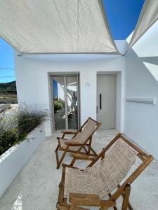 eine Terrasse mit 2 Stühlen und einer Hängematte in der Unterkunft Casa di Amerissa Premium Accommodation in Skyros