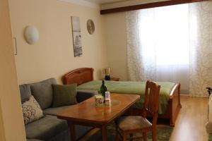 ein Wohnzimmer mit einem Sofa und einem Tisch in der Unterkunft Blütenhof Apartment "Zur inneren Balance" in Bad Radkersburg