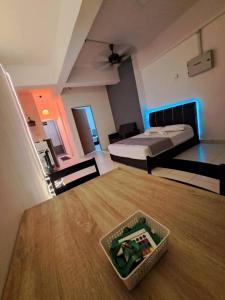 Zimmer mit einem Bett und einer Schüssel auf dem Boden in der Unterkunft LED Homestay in Shah Alam