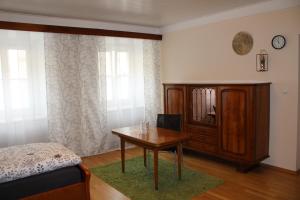 ein Schlafzimmer mit einem Tisch, einem Bett und einem Schreibtisch in der Unterkunft Blütenhof Apartment "Zur inneren Balance" in Bad Radkersburg