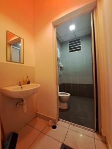 ein Bad mit einer Dusche, einem Waschbecken und einem WC in der Unterkunft LED Homestay in Shah Alam