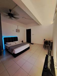 Schlafzimmer mit einem Bett und einem Deckenventilator in der Unterkunft LED Homestay in Shah Alam
