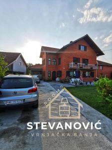 una casa con un coche aparcado delante de ella en Stevanovic Smestaj, en Vrnjci